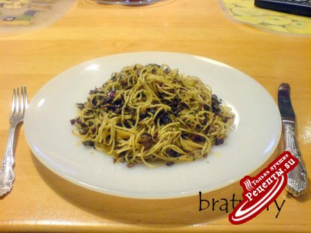 Спагетти ал денте с острым чесночно-грибным соусом