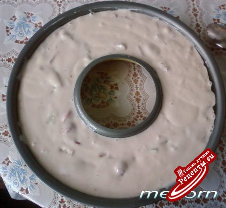 Йогуртовый кекс из ревеня и клубники