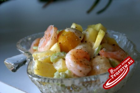 Салат-коктейль с креветками, фруктами и сельдереем