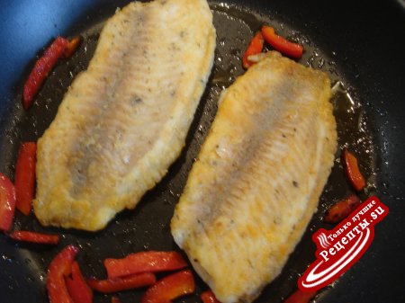 Филе рыбы под вкусным соусом "Пепер майоро" с овощным гарниром.
