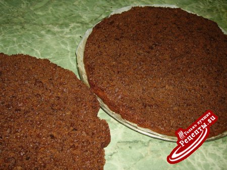 Тыквенно-шоколадный тортик с суфле и клубникой.