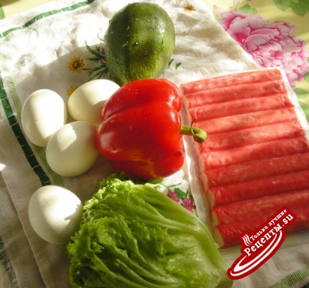 Салат с крабовыми палочками и авокадо