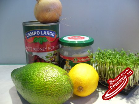 Сытный салат с фасолью и авокадо