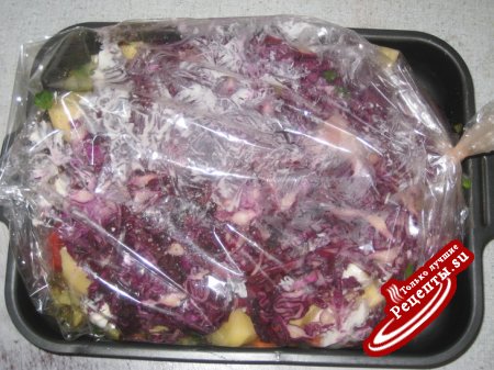 Мяско с овощами и с фиолетовой капустой,с солеными огурчиками из рукава.