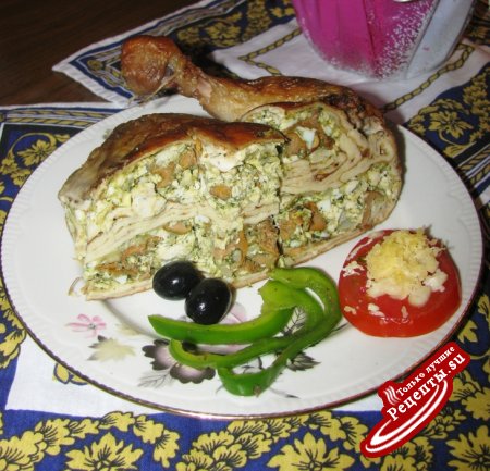 Праздничная курица, фаршированная лисичками, сыром и шпинатом