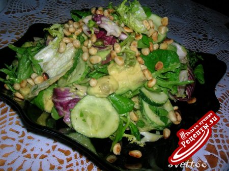 Зеленый салат с авокадо и кедровыми орехами
