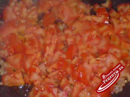 Мясо,запечённое в духовке под сливочно-овощным соусом с булочкой