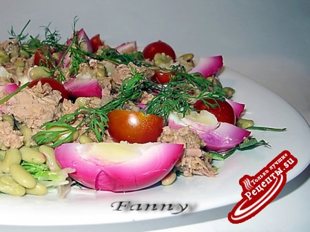 Салат с тунцом и яйцами в свекольном маринаде