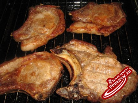Свиная корейка-гриль с гарниром из маринованной свеклы.