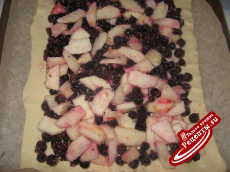 Пирог слоенный с ягодами.