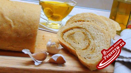 Домашний хлеб на оливковом масле с чесночной пастой и салатом по-испански.