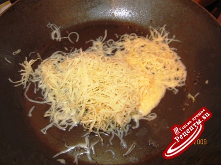 Картофельная запеканка под сырно-шкварочным соусом
