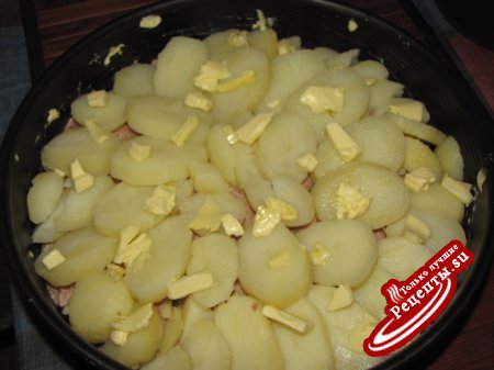 Картофельная запеканка с фаршем, томатами и сыром