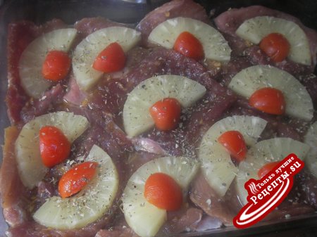 Свинина, запеченная с ананасами и помидорами черри