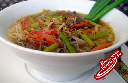 Суп из тайской вермишели с телятиной и овощами