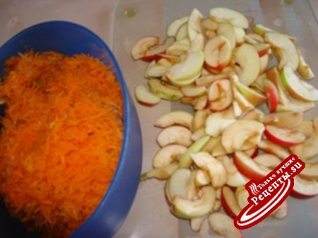 Яблочно-ореховый пирог с морковной стружкой