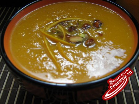 Тыквенный крем-суп с карамелизированными фисташками.