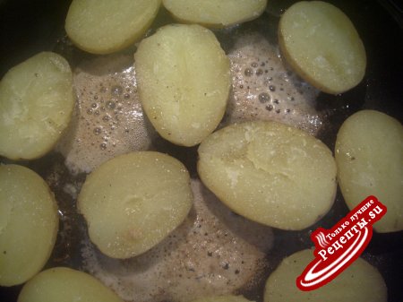 Молодой картофель в лёгкой панировке.