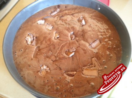 Шоколадный торт с батончиками "Марс" без муки и с малиновым соусом