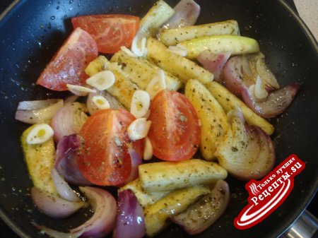 Филе рыбы под вкусным соусом "Пепер майоро" с овощным гарниром.