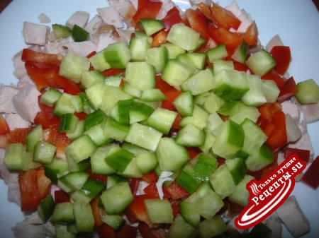 Салат с копченым куриным филе и вялеными помидорами