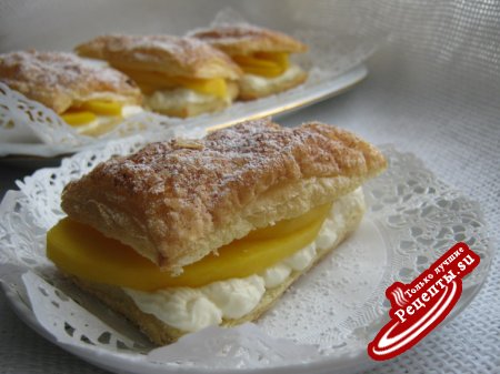 Пирожное из слоёного теста с кремом и манго.("Mango mille feuille")