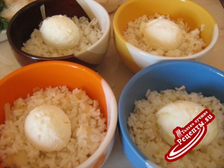 Яйца с рисом,запечённые в соусе из шампиньонов.