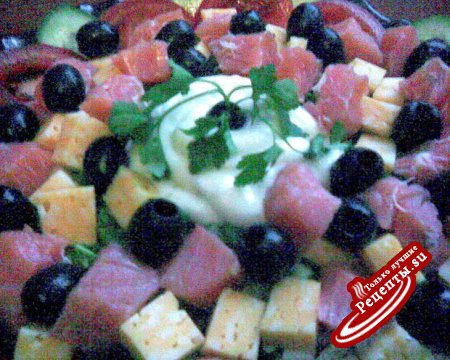 Салат с семгой, сыром, маслинами и овощами