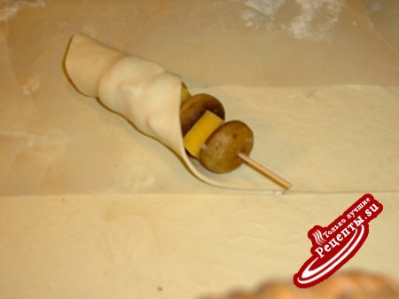 Фаршированные шампиньоны c сыром на шпажках в тесте