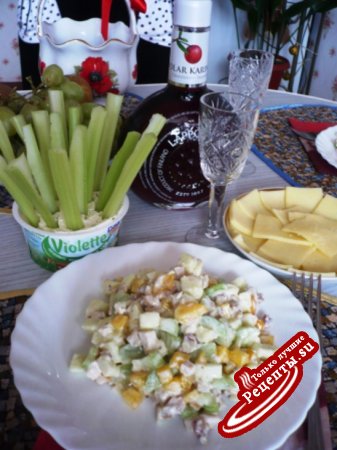 Салат с курицей, яблоком, сельдереем и грецкими орехами