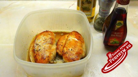 Салат а-ля «Туорло» с маринованной куриной грудкой и соусом из оливок.