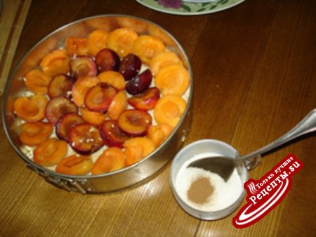 Творожный пирог со сливами и абрикосами "Безделушка"