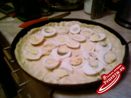 Киш с пасхальными яйцами