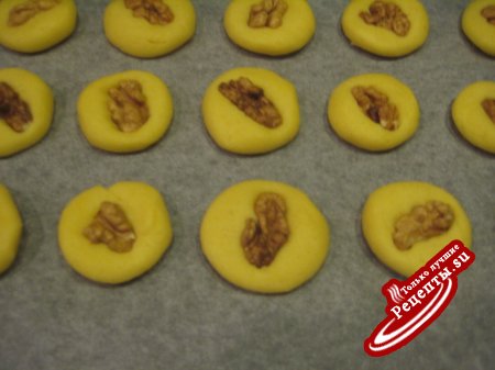 Песочное печенье с орешком
