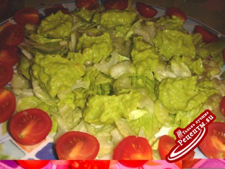 Салат с куриными грудками и дипом из авокадо