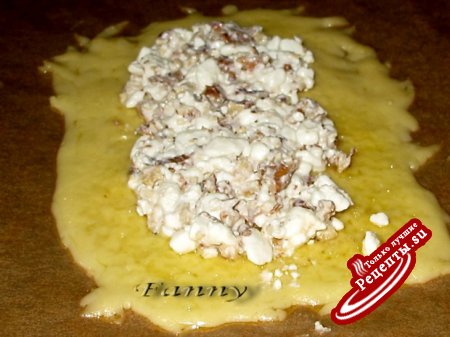 Сырный рулет с грецкими орехами и зерненым творогом