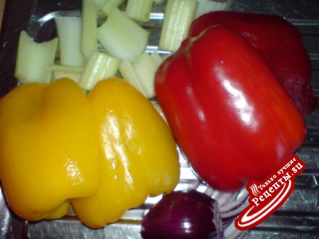 Запечённые овощи с телячьими котлетками и молодым картофелем в кунжуте
