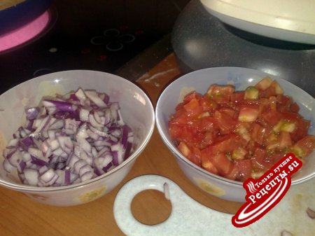 Кейсадиас с помидорами луком и соусом