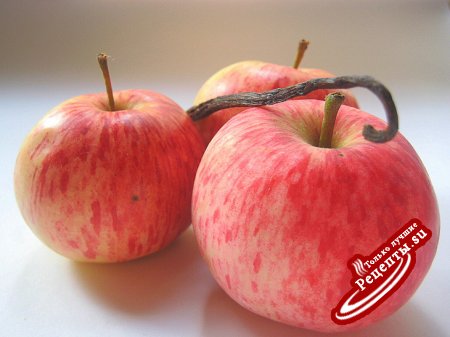 Манник с яблоками и малиновым вареньем.