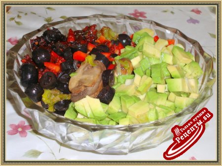 Салат из шампиньонов с авокадо и вялеными помидорами