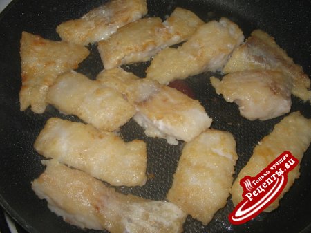 Рыба с сырным суфле, запеченная под майонезом.