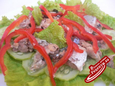 Летний салат с консервированной рыбой.