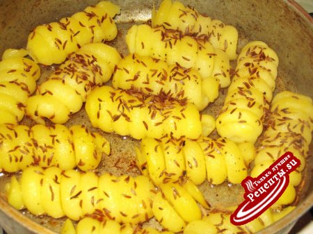 Грудка индейки с картофельными завитками и сырно-грибным соусом