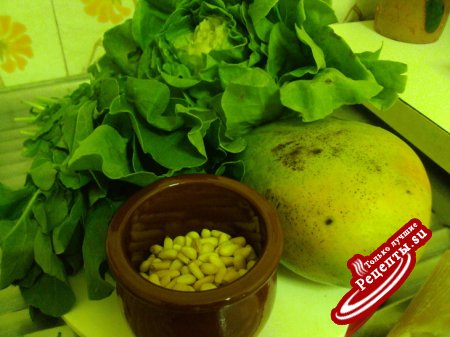 Салат с рукколой, манго и кедровыми орешками