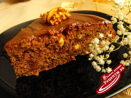 Шоколадно-ореховый торт с мягким кремом.