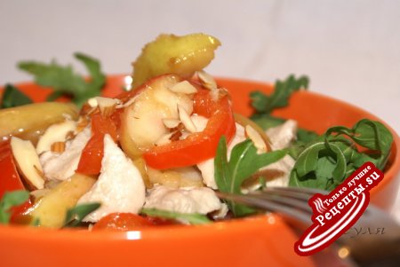 Салат с индейкой, руколой и яблоками в карамели