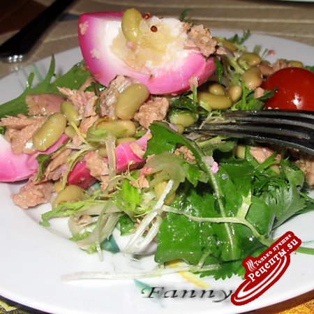 Салат с тунцом и яйцами в свекольном маринаде