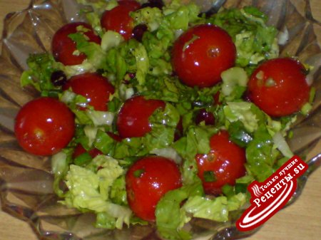 Салат с помидорками и сушеной клюквой