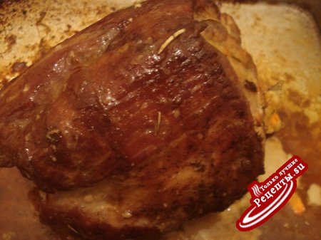 кусок пикантного свиного мяса запечёного в духовке