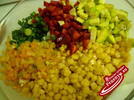 Пестрый салат с кукурузой